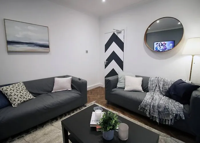 Stylish Home In Port Tennant - 4Br Free Parking!