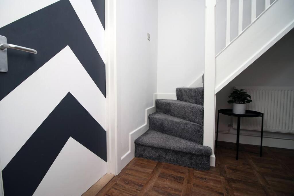 Apartment Stylish In Port Tennant - 4br Free Parking! *
