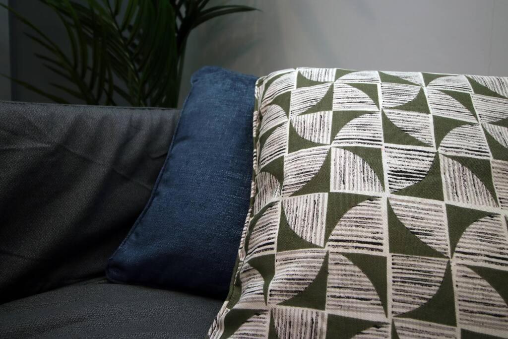 Apartment Stylish In Port Tennant - 4br Free Parking!