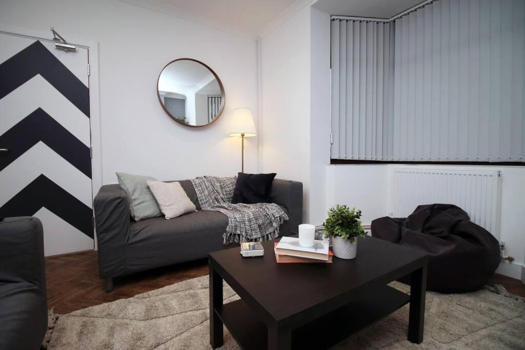 Stylish In Port Tennant - 4br Free Parking! *