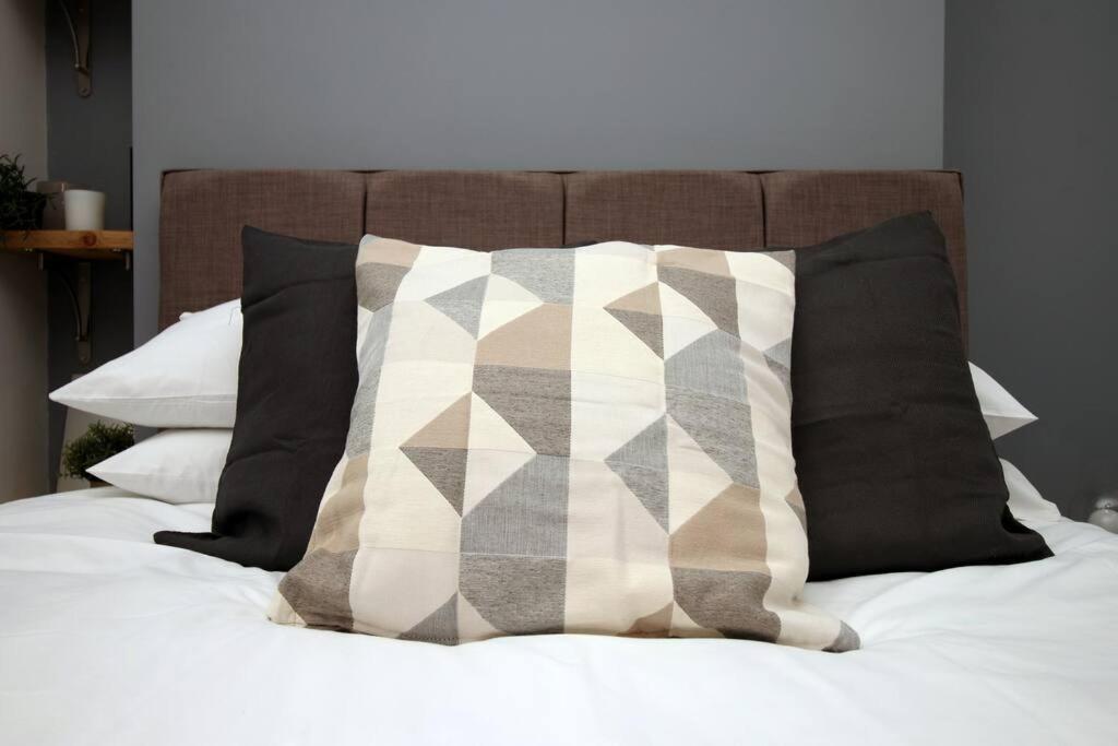 Stylish In Port Tennant - 4br Free Parking! *