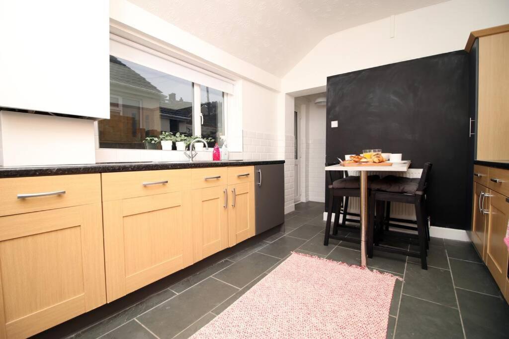 Stylish In Port Tennant - 4br Free Parking! Apartment Swansea