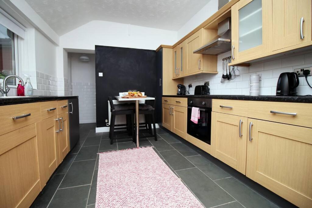 Stylish In Port Tennant - 4br Free Parking!