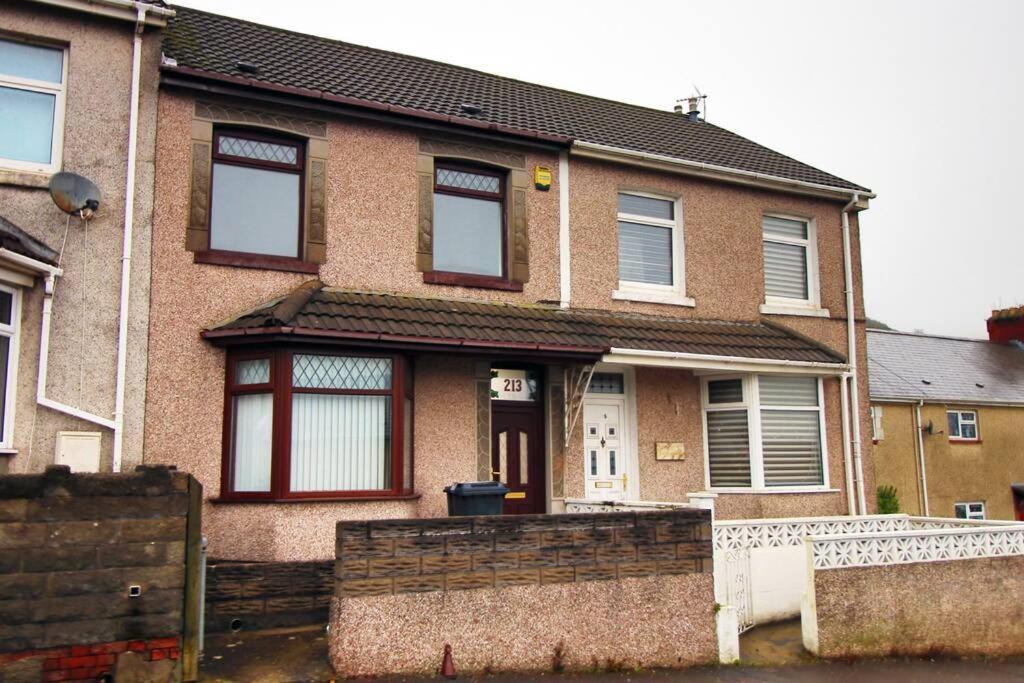 Stylish In Port Tennant - 4br Free Parking!