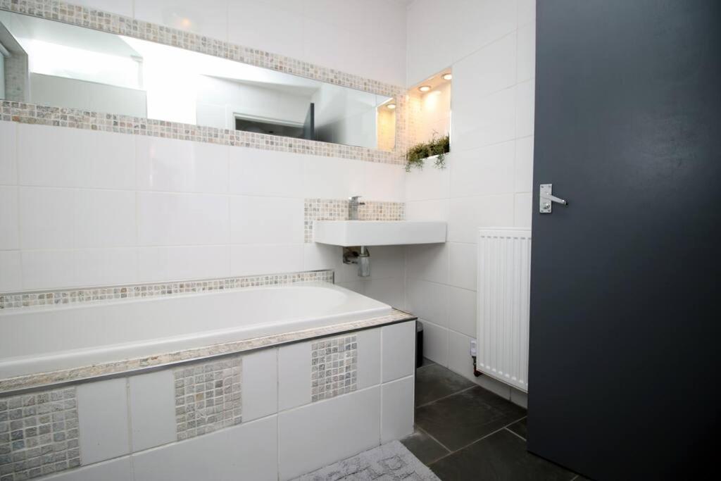 Stylish In Port Tennant - 4br Free Parking!