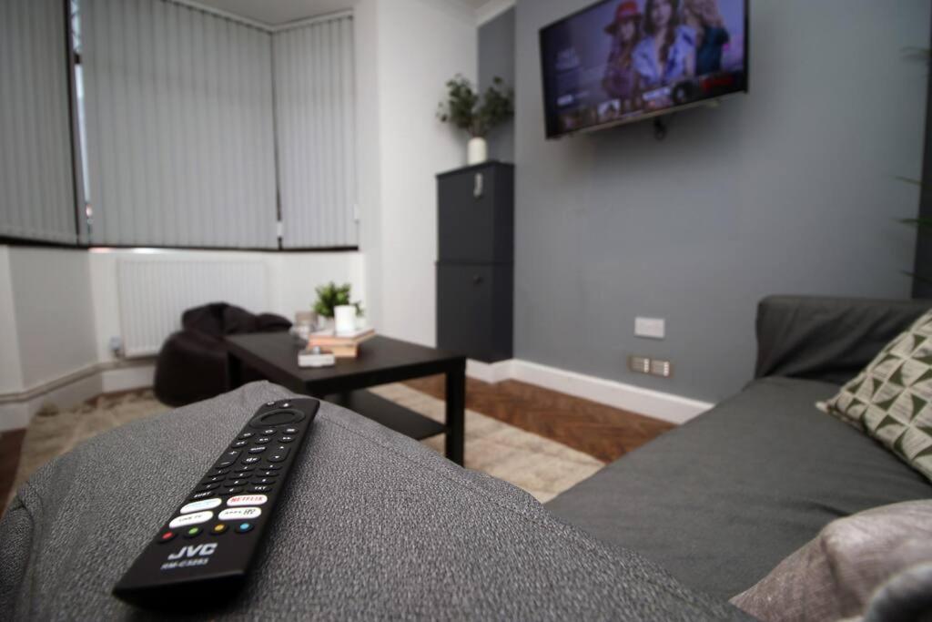Stylish In Port Tennant - 4br Free Parking!