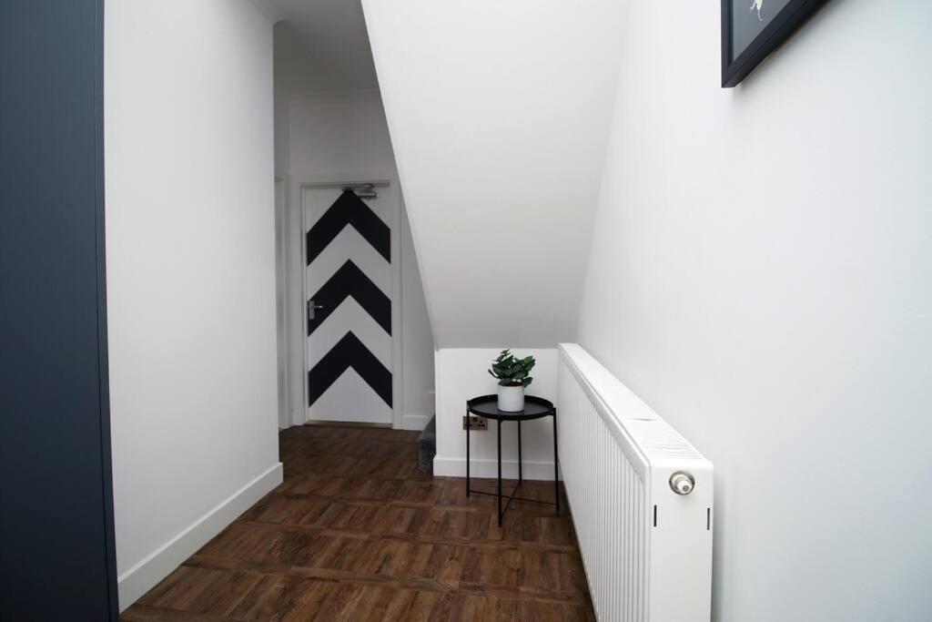 Stylish In Port Tennant - 4br Free Parking!
