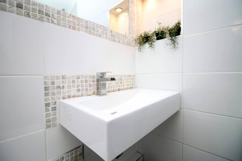Apartment Stylish In Port Tennant - 4br Free Parking!
