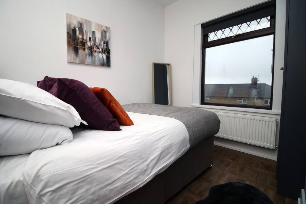 Stylish In Port Tennant - 4br Free Parking! Apartment