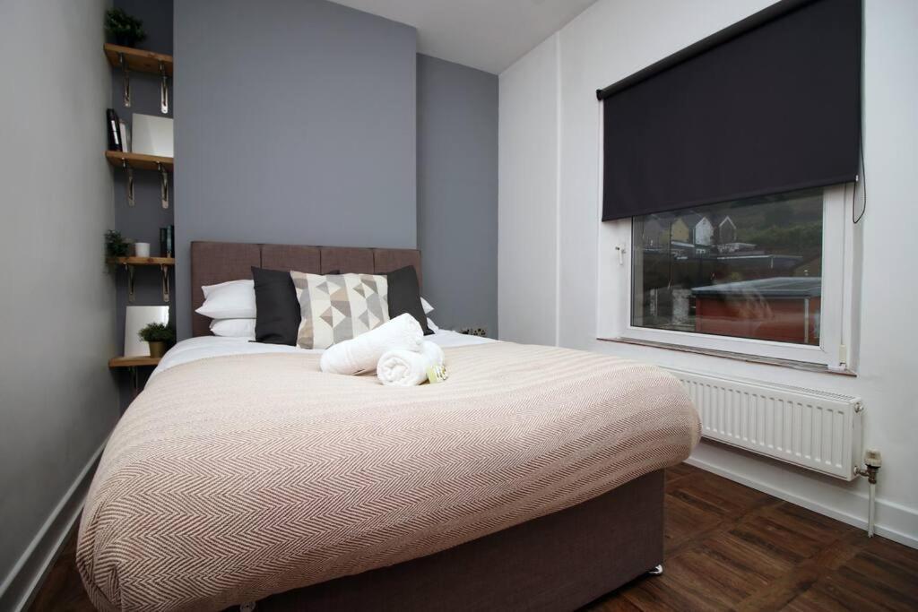 Stylish In Port Tennant - 4br Free Parking! Apartment *