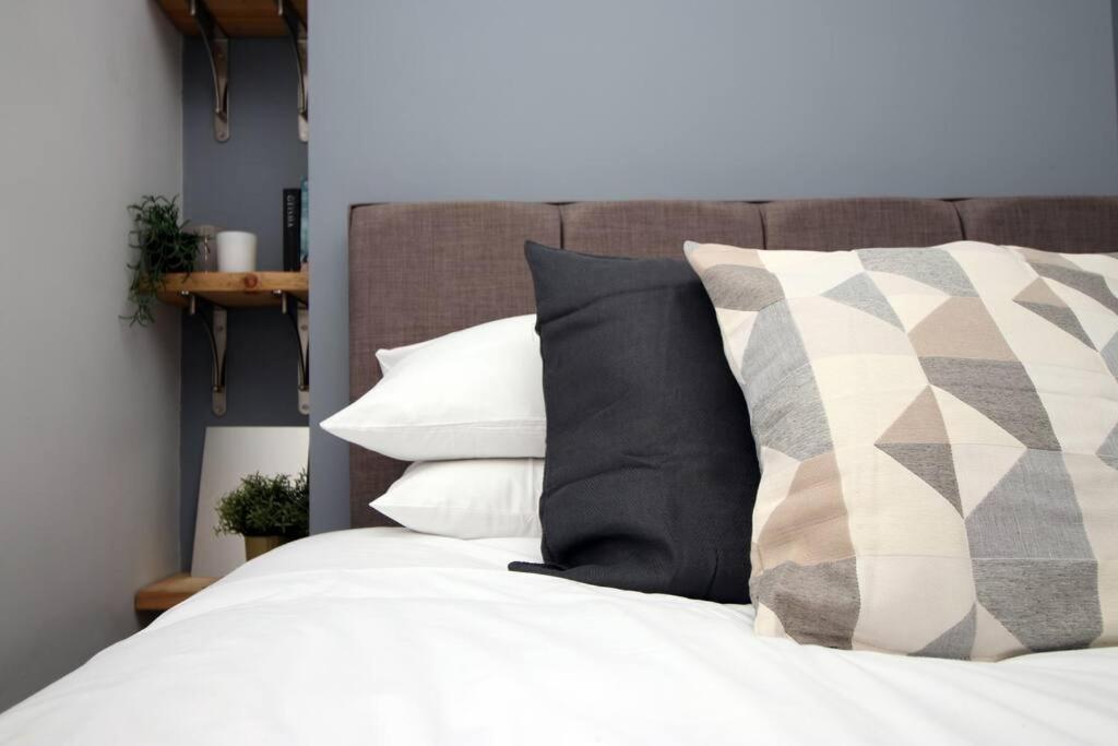 Stylish In Port Tennant - 4br Free Parking! *