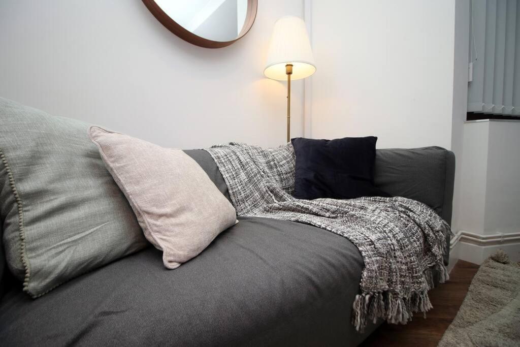 Stylish In Port Tennant - 4br Free Parking! Apartment